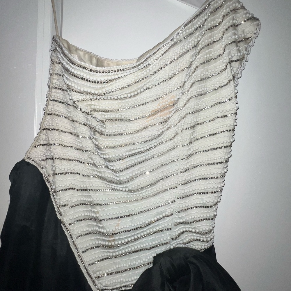 Oscar de la Renta size 8 dress formal. It is cream and black. This is a vintage.